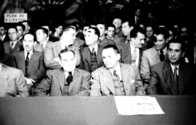 Miguel Alemán Valdés y otros funcionarios durante un acto de clausura del congreso de la CNC