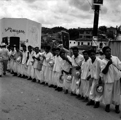 Niños en una calle esperando la llegada de Adolfo López Mateos