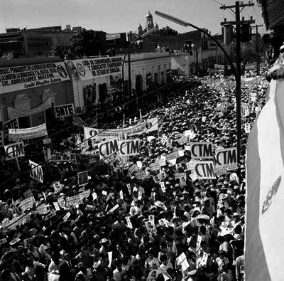 Mitin de apoyo a Adolfo López Mateos frente a palacio de gobierno en Culiacán, Sinaloa