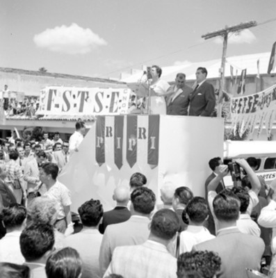 Adolfo López Mateos escuchando un discurso de una mujer durante su campaña electoral en Nuevo Laredo