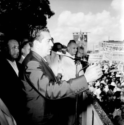 Adolfo López Mateos pronunciando un discurso en el poblado de Pánuco, en su campaña electoral