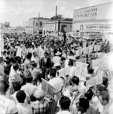 Adolfo López mateos y comitiva, caminando entre la multitud durante su recorrido por Pánuco