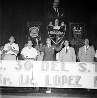 Adolfo López Mateos durante ceremonia con miembros de sindicato