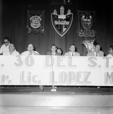 Adolfo López Mateos presidiendo ceremonia con miembros de sindicatos