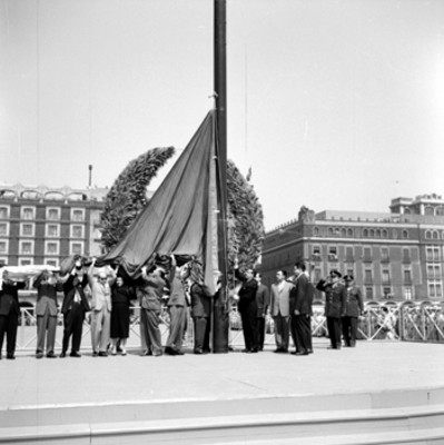 Adolfo López Mateos izando la bandera en la plaza de la Constitución durante la jura de la bandera de la clase 1942