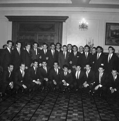 Adolfo López Mateos posando con la selección mexicana de futbol en palacio nacional, retrato de grupo