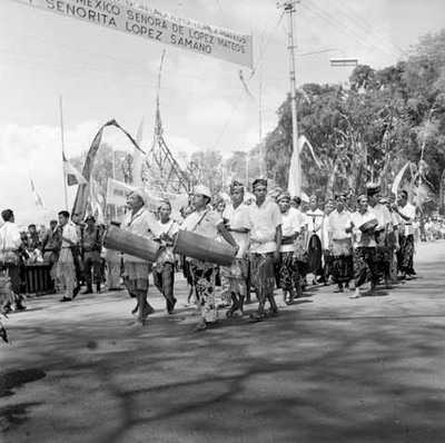 Indoneses con trajes folclóricos durante una ceremonia en honor a López Mateos, a su llegada a Balí