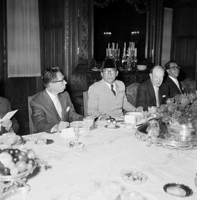 Gustavo Díaz Ordaz, Manuel J. Tello y el presidente de Indonesia, durante un banquete en el Palacio Nacional