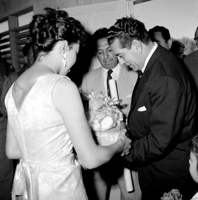 Adolfo López Mateos recibe arrglo floral en una ceremonia, durante su gira de trabajo