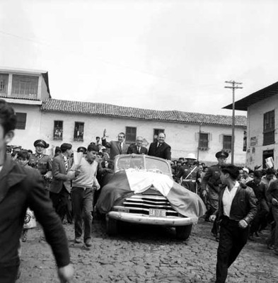 Adolfo López Mateos con funcionarios públicos recorre las calles de la Cd. de Cuzco, Perú