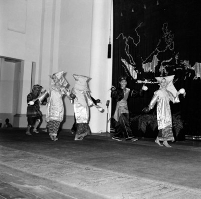 Bailarines hindúes ejecutando una danza, en un teatro