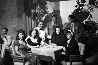 Dolores del Río y Arturo de Córdova conversando con demás actores y empresarios de cine, en los estudios CLASA