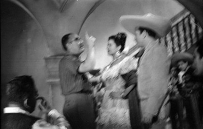 Pedro Infante y Sofía Alvarez dirigidos por un directorpara la filmación de una escena
