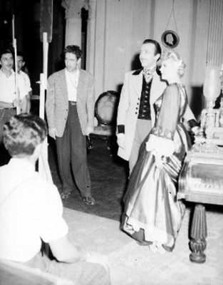 Emilio Tuero y actriz conversando con un director, durante el filem de una película