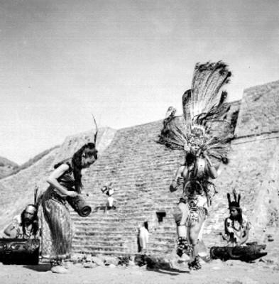 Bailarines al pie de una pirámide interpretando una danza azteca