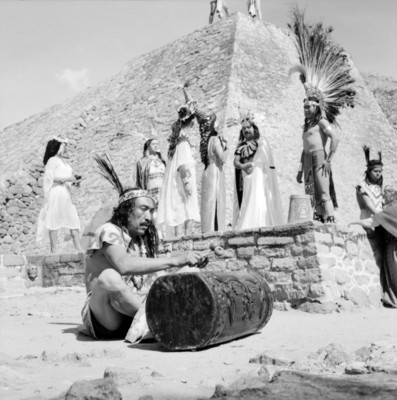 Escenificación de una danza al pie de una pirámide de Tenayuca