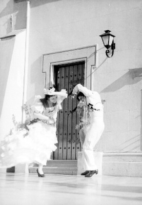 Chavalillos Savillanos ejecutando danza española en el pasillo de un edificio