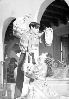 Chavalillos Savillanos ejecutando danza española en el pasillo de un edificio