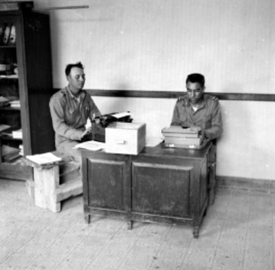 Soldado escribiendo en máquina de escribir