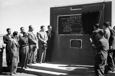 Miguel Alemán Valdés devela la placa de la presa Tezoyo