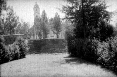 Iglesia sobre basamento piramidal