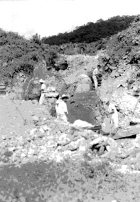 Hombres trabajan en la reconstrucción del edificio A