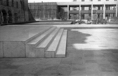 Vista parcial del Templo de Santiago Tlatelolco y al fondo el edificio de Relaciones Exteriores