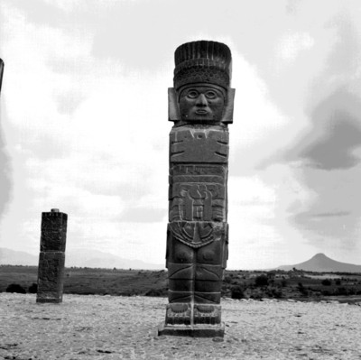 Vista de uno de los atlantes en la pirámide de Tlahuizcalpantecuhtli