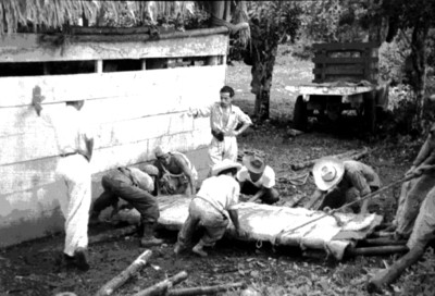Alberto Ruz y otro arqueólogo supervisan los trabajos de movilización del Tablero de los Esclavos en Palenque