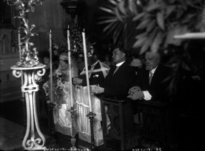 Bernardo Bandala celebrando su boda religiosa con la Srita. Irigoyen frente al altar en compañía de sus padres