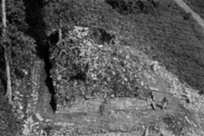 Hombres laboran en la parte superior del Templo XIII, Palenque