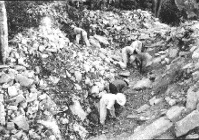 Hombres realizan labores de excavación, vista general