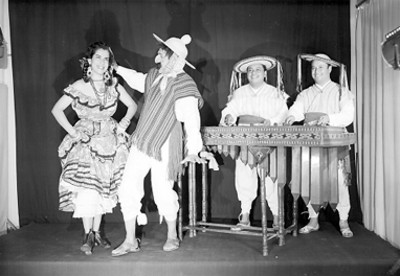 Chabela y Antonio con grupo musical y marimba