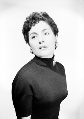 Ofelia Guilmáin, actriz, porta blusa de tejido con manga corta, retrato