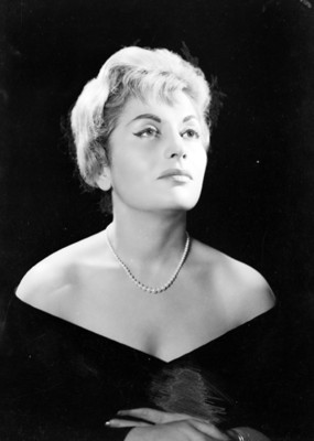 Ofelia Guilmáin, actriz, con los hombros desnudos, retrato
