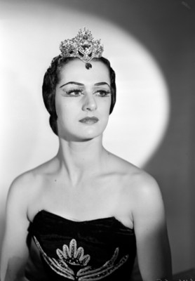 Lupe Serrano, bailarina, porta vestido estraple y corona en la cabeza, retrato