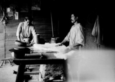 Artesanos en el interior de un taller trabajan piel