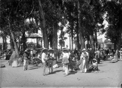 Tianguis en la plaza principal