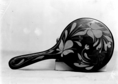 Maraca de madera con motivos florales