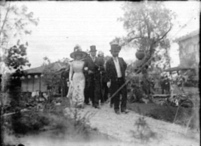 Funcionarios públicos caminan en un jardín