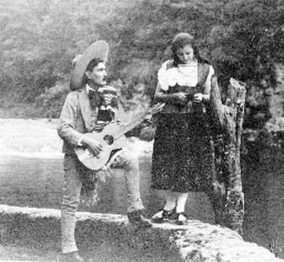 Charro con guitarra junto a mujer, retrato