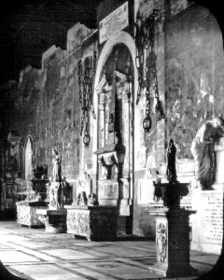 Esculturas religiosas exhibidas en una iglesia