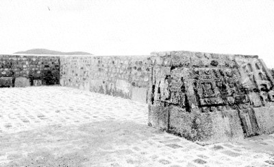 Estela en edificio arqueológico de Xochicalco