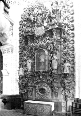 Altar de una iglesia, vista lateral