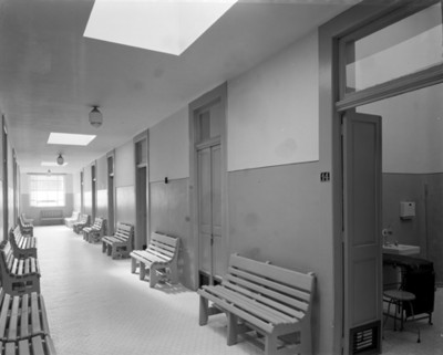 Pasillo de espera de un hospital, vista parcial