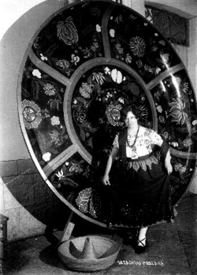 Mujer porta traje de "China Poblana", retrato
