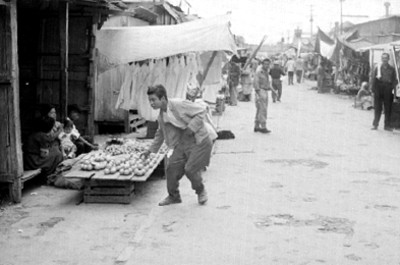 Hombre roba fruta en un puesto