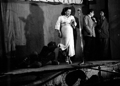 Artistas son entrevistados en la carpa Bombay