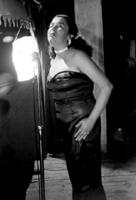 Mujer canta durante una presentación en la carpa Bombay