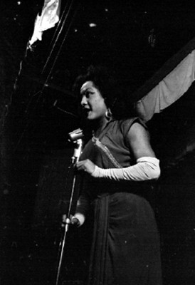 Cantante durante su actuación en la carpa Bombay